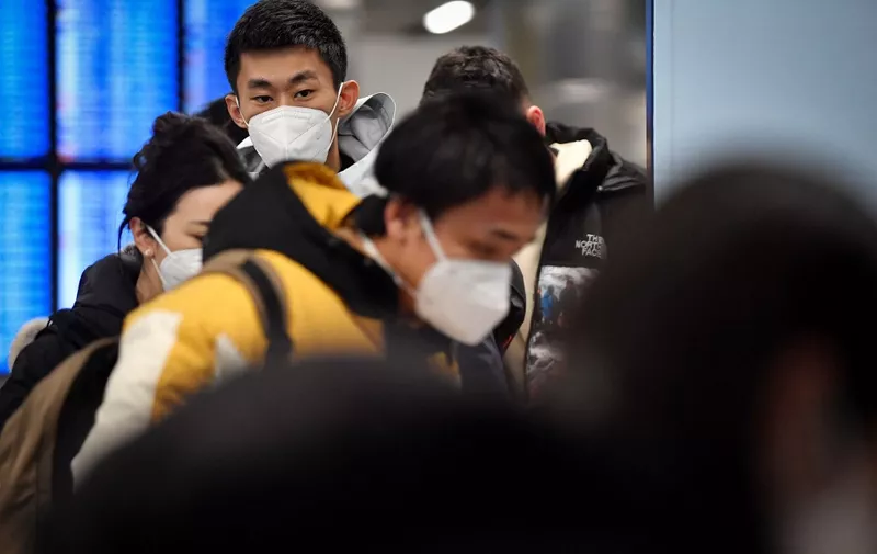 Passengers of a flight from China walk towards the COVID-19 testing centre after arriving at the Paris-Charles-de-Gaulle airport in Roissy, outside Paris, on January 1, 2023, as France reinforces health measures at the borders for travellers arriving from China. - France and Britain on December 30 joined a growing list of nations imposing Covid tests on travelers from China, after Beijing dropped foreign travel curbs despite surging cases -- and amid questions about its data reporting. (Photo by JULIEN DE ROSA / AFP)