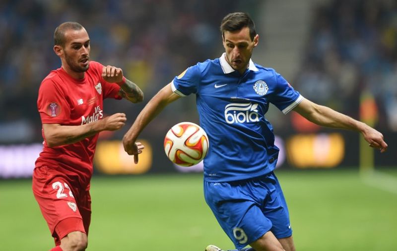 Sevilla's midfielder Aleix Vidal (L) and Dnipro's Croatian forward Nikola Kalinic vie for the ball during the UEFA Europa League final football match between FC Dnipro Dnipropetrovsk and Sevilla FC at the Narodowy stadium in Warsaw, Poland on May 27, 2015.  AFP PHOTO / PIOTR HAWALEJ