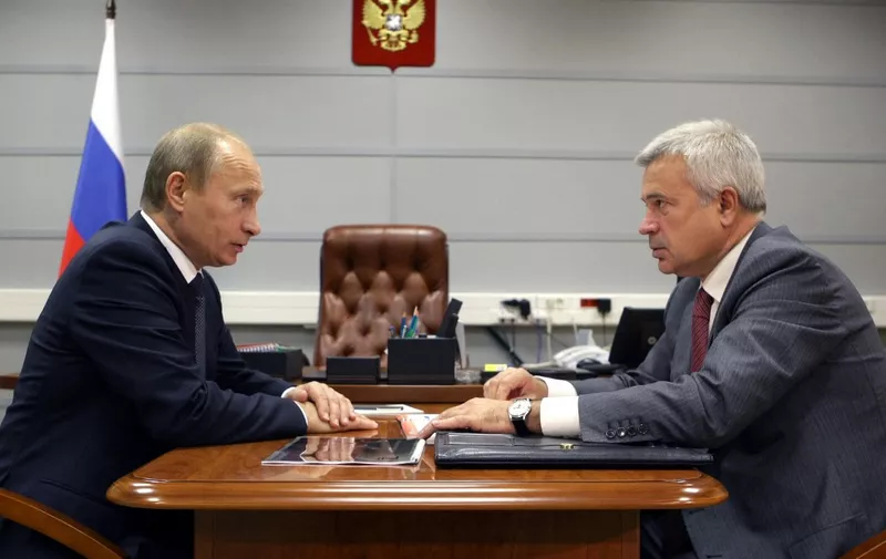Russian Prime Minister Vladimir Putin (L) speaks with head of Russian oil giant Lukoil, Vagit Alekperov in Moscow on September 22, 2009. Doing business in Russia is impossible due to the state's interference in the economy, a former top tycoon who has fled to Britain to escape legal proceedings said.      AFP PHOTO / RIA NOVOSTI / KREMLIN POOL / ALEXEY DRUZHININ (Photo by ALEXEY DRUZHININ / RIA NOVOSTI / AFP)