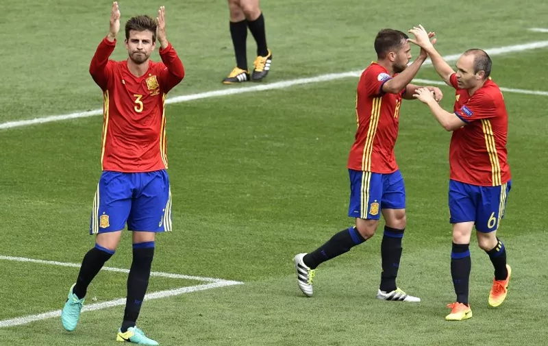 Spain&#8217;s defender Gerard Pique (L) celebrates his goal during the Euro 2016 group D football match between Spain and Czech Republic at the Stadium Municipal in Toulouse on June 13, 2016. / AFP PHOTO / Pascal PAVANI