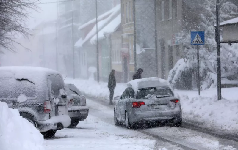 26.02.2023., Delnice - Snjezno nevrijeme u Gorskom kotaru. Automobili voze po cesti prekrivenom snijegom. Photo: Goran Kovacic/PIXSELL
