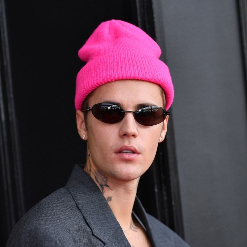 Canadian singer-songwriter Justin Bieber arrives for the 64th Annual Grammy Awards at the MGM Grand Garden Arena in Las Vegas on April 3, 2022. (Photo by ANGELA WEISS / AFP)