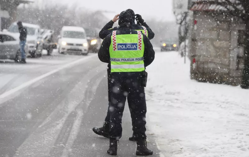27.02.2023., Padjane - Policija zatvorila cestu u Padjanima prema Gracacu zbog nevremena. Photo: Hrvoje Jelavic/PIXSELL