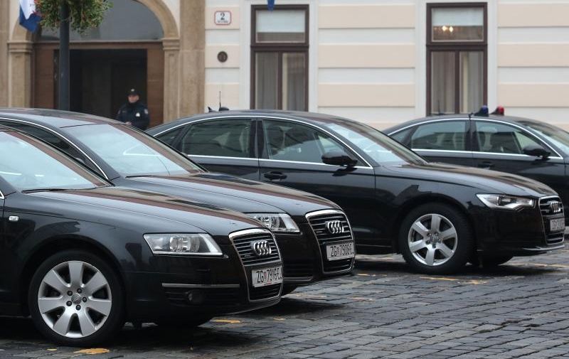 14.11.2013., Zagreb - Sluzbeni automobili parkirani izmedju zgrade Vlade i Sabora na Markovom trgu.
Photo: Patrik Macek/PIXSELL