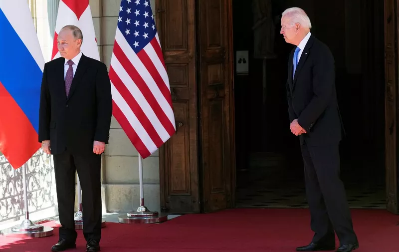 US President Joe Biden looks at Russian President Vladimir Putin (L) prior to their meeting at the 'Villa la Grange' in Geneva on June 16, 2021. (Photo by Alexander Zemlianichenko / POOL / AFP)