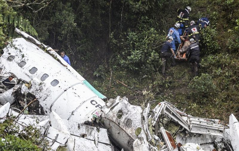 EDITORS NOTE: Graphic content / Rescue and forensic teams recover the bodies of victims of the LAMIA airlines charter that crashed in the mountains of Cerro Gordo, municipality of La Union, Colombia, on November 29, 2016 carrying members of the Brazilian football team Chapecoense Real.
A charter plane carrying the Brazilian football team crashed in the mountains in Colombia late Monday, killing as many as 75 people, officials said. / AFP PHOTO / STR / Raul ARBOLEDA / GRAPHIC CONTENT