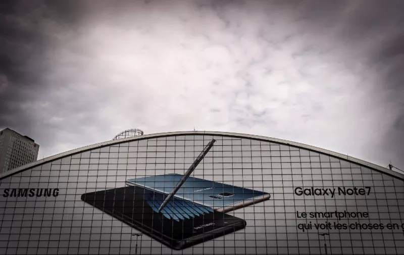(FILES) This file photo taken on September 30, 2016 shows  an advertising for the Samsung Galaxy note 7 at la Defense, a business district near Paris.
Samsung Electronics plunged eight percent on October 11, 2016 after it called an unprecedented halt to sales of its troubled Galaxy Note 7 handset, while most regional markets struggled to maintain an early energy-fuelled rally. The world's biggest smartphone maker dragged Seoul's KOSPI down 1.2 percent after it told customers to stop using their Galaxy Note 7 devices and called a halt to worldwide sales, as US officials warned the phones could blow up.
 / AFP PHOTO / LIONEL BONAVENTURE