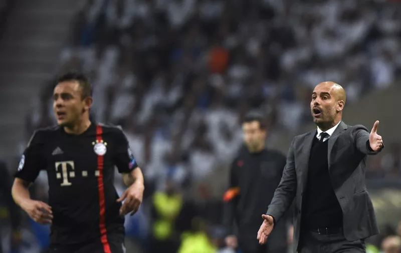 Bayern Munich&#8217;s Spanish coach Pep Guardiola (R) gestures from the sidelines during the UEFA Champions League quarter final football match FC Porto vs FC Bayern Munich at the at the Dragao stadium in Porto on April 15, 2015. AFP PHOTO / FRANCISCO LEONG