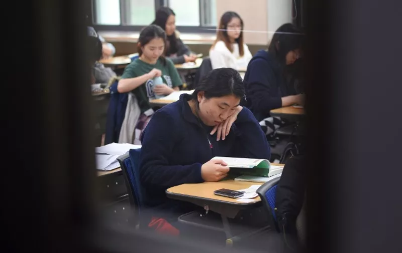 Students sit the annual College Scholastic Ability Test, a standardised exam for college entrance, at a high school in Seoul on November 17, 2016.
South Korea fell silent on November 17 with road traffic cleared and stock markets and businesses opening late as 606,000 students sat at the high-stake annual college entrance test in the education-obsessed country.  / AFP PHOTO / JUNG Yeon-Je