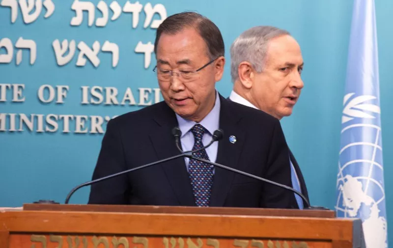 Israeli Prime Minister Benjamin Netanyahu (R) and United Nations chief Ban Ki-moon hold a joint presser at the Prime Minister's office in Jerusalem on October 20, 2015. The UN Secretary-General is on an unannounced visit to Israel and the Palestinian territories to try to calm nearly three weeks of violence, even as a new stabbing wounded a soldier. AFP PHOTO / MENAHEM KAHANA