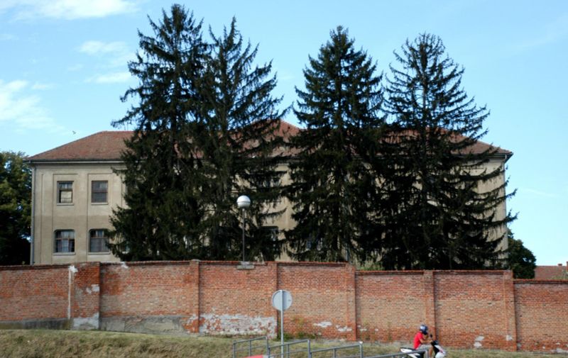 27.08.2010., Pozega - Zatvor za zene u Pozegi gdje prosvjeduju zatvorenice. Pojavile su se na prozoru kaznionice s plahtom i natpisom "Ovo je logor".
Photo: Dusko Mirkovic/PIXSELL