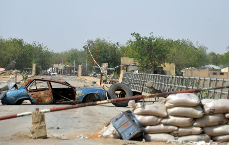 A picture taken on February 17, 2015 shows the blocked El Beid bridge after clashes between Cameroonian troops and Nigeria-based Boko Haram insurgents in the Cameroonian border town of Fotokol. Nigerian Boko Haram fighters went on the rampage in the Cameroonian border town of Fotokol on February 4, massacring dozens of civilians and torching a mosque before being repelled by regional forces. AFP PHOTO / REINNIER KAZE / AFP / Reinnier KAZE