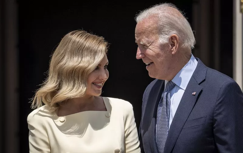 WASHINGTON, DC - JULY 19: U.S. President Joe Biden talks with first lady of Ukraine Olena Zelenska as she arrives on the South Lawn of the White House July 19, 2022 in Washington, DC. Zelenska is in the United States for a series of high-level meetings and an address to Congress.   Drew Angerer/Getty Images/AFP (Photo by Drew Angerer / GETTY IMAGES NORTH AMERICA / Getty Images via AFP)