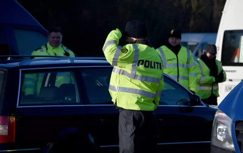Danish police have set up a border control point on January 5, 2016 at the border town of Krusa bei Flensburg.  
Denmark announced the immediate introduction of random controls at the German border, Danish Prime Minister Lars Lokke Rasmussen said Monday, on the same day neighbouring Sweden introduced controls on its frontier with Denmark to stem the flow of refugees. / AFP / dpa / Carsten Rehder / Germany OUT