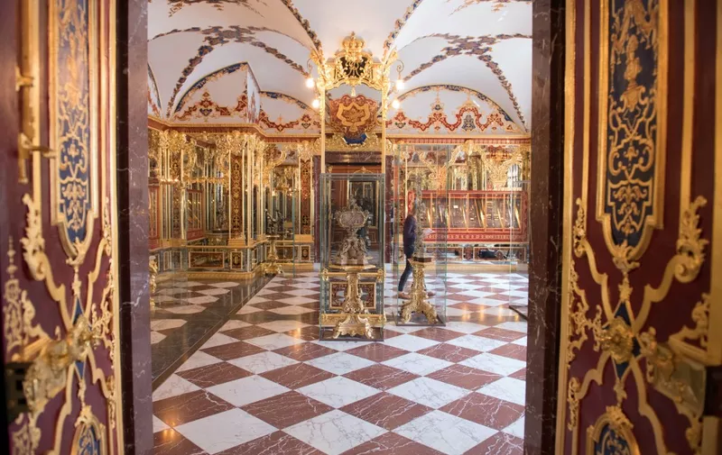 Picture taken on April 9, 2019 shows the Jewel Room ( Juwelenzimmer), one of the rooms in the historic Green Vault (Gruenes Goelbe) at the Royal Palace in Dresden, eattsren Germany. - A state museum in Dresden containing billions of euros worth of baroque treasures has been robbed, police in Germany confirmed on November 25, 2019. The Green Vault at Dresden's Royal Palace, which is home to around 4000 precious objects made of ivory, gold, silver and jewels, was reportedly broken into at 5am on early morning. (Photo by Sebastian Kahnert / dpa / AFP) / Germany OUT