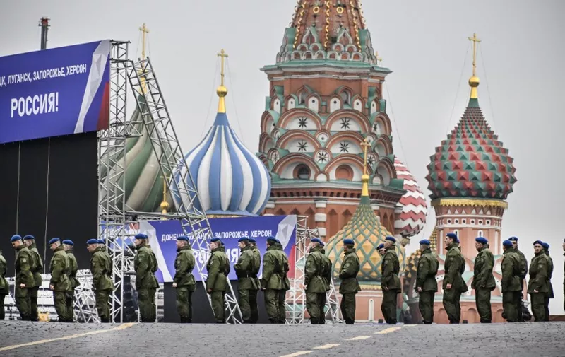 Russian soldiers stand on Red Square in central Moscow on September 29, 2022, as the square is sealed prior to a ceremony of the incorporation of the new territories into Russia. Banners on the stage read: "Donetsk, Lugansk, Zaporizhzhia, Kherson - Russia!". - Russia will formally annex four territories of Ukraine its troops occupy at a grand ceremony in Moscow on Friday, the Kremlin has announced, after Russia suggested it could to use nuclear weapons to defend the territories. (Photo by Alexander NEMENOV / AFP)