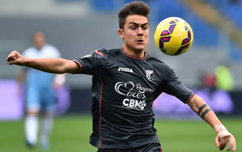 Palermo's Argentinian forward Paulo Dybala controls the ball during  the Italian Serie A football match between Lazio and Palermo on February 22, 2015 at the Olympic stadium in Rome.  AFP PHOTO / GABRIEL BOUYS