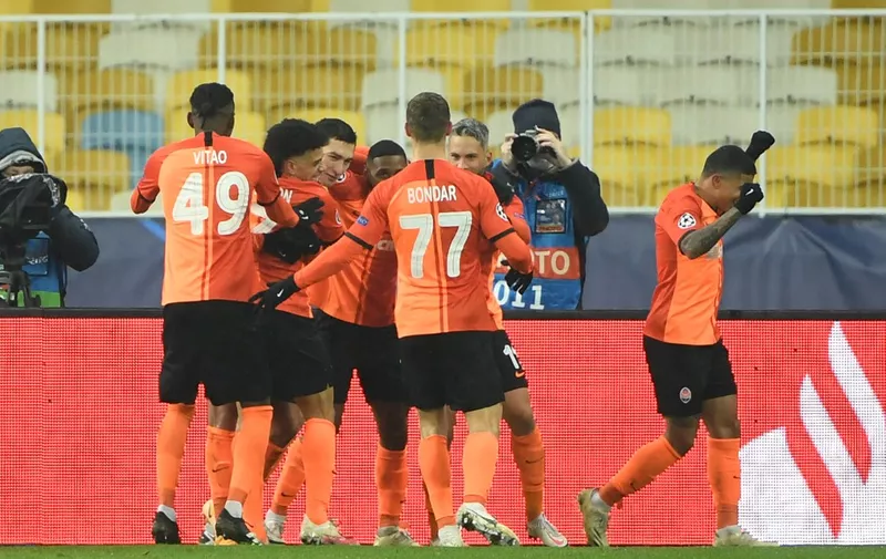 Shakhtar Donetsk's Brazilian midfielder Dentinho celebrates with his teammates after scoring his team's first goalduring the UEFA Champions League Group B football match between Shakhtar Donetsk and Real Madrid at the Olimpiyskiy stadium in Kiev on December 1, 2020. (Photo by Sergei SUPINSKY / AFP)