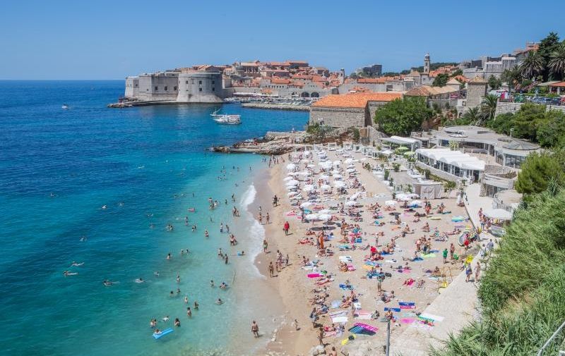 27.06.2014., Ploce, plaza Banje, Dubrovnik - Danas je prvi pravi ljetni dan u Dubrovniku, visoka temperatura zraka napunila je gradske  plaze. 
Photo: Grgo Jelavic/PIXSELL