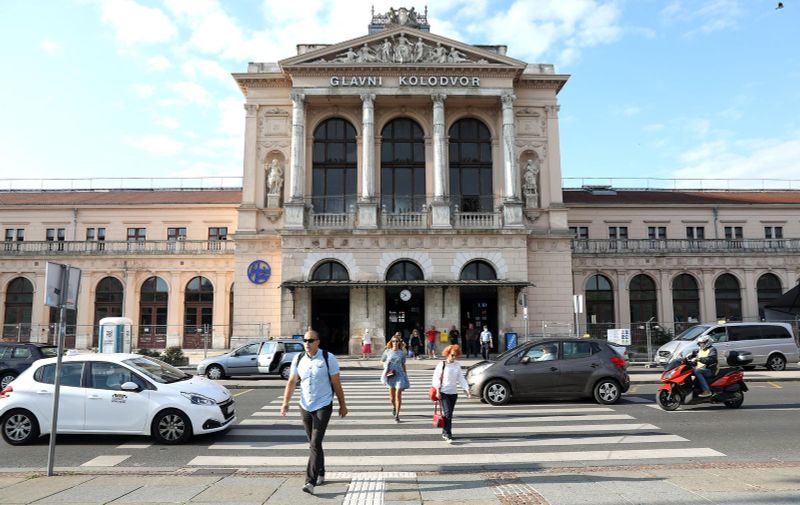 20.07.2020., Zagreb - Nakon sto su sa procelja uklonjeni dijelovi koji su predstavljali opasnost za putnike, zgrada Glavnog kolodvora ponovno je otvorena. rPhoto: Patrik Macek/PIXSELL