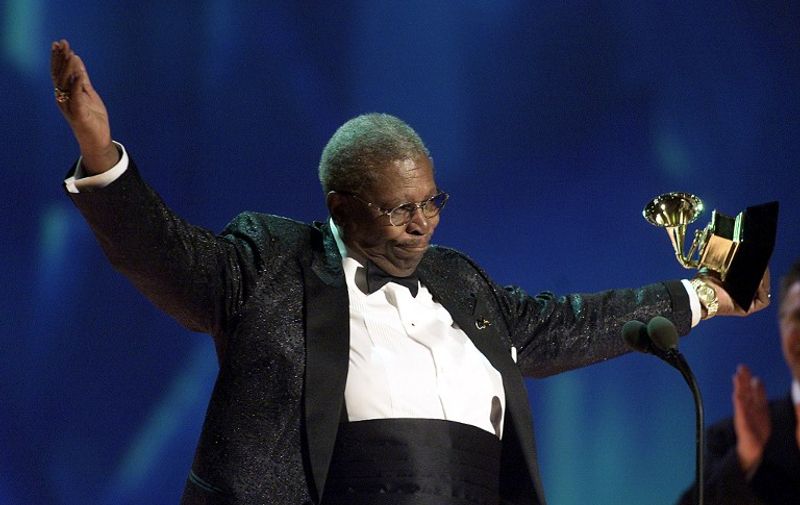 (FILES): This February 21, 2001 file photo shows blues musician B.B. King with his Grammy Award acknowledging applause during  the 43rd Grammy Awards in Los Angeles, California.   According to May 15, 2015 US media reports B.B. King has died at the age of 89 in Las Vegas, Nevada.        AFP PHOTO  / FILES /  HECTOR MATA