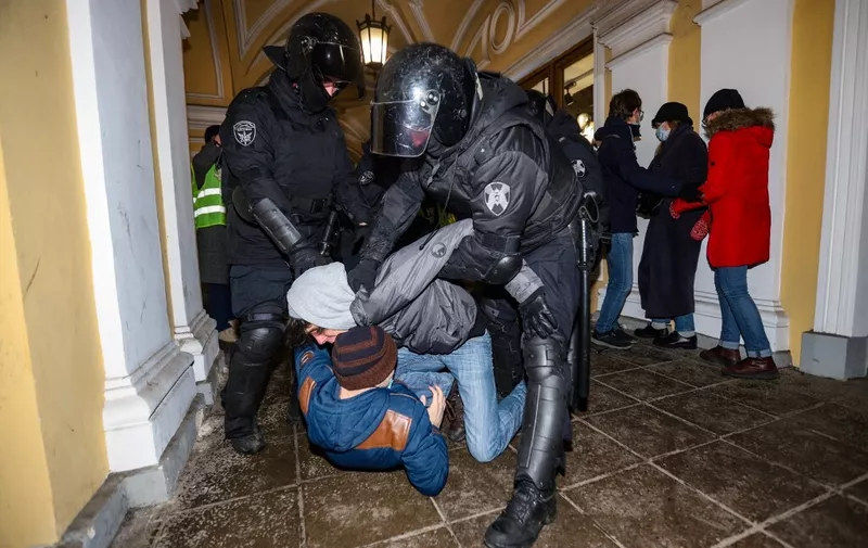 Police officers detain a demonstrator during a protest against Russia's invasion of Ukraine in central Saint Petersburg on February 24, 2022. - Russian President Vladimir Putin launched a full-scale invasion of Ukraine on Thursday, killing dozens and triggering warnings from Western leaders of unprecedented sanctions. Russian air strikes hit military installations across the country and ground forces moved in from the north, south and east, forcing many Ukrainians flee their homes to the sounds of bombing. (Photo by Sergei MIKHAILICHENKO / AFP)