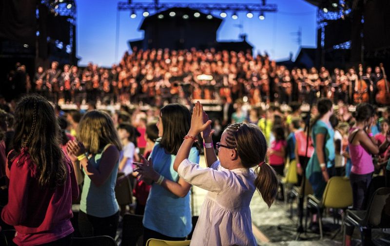TO GO WITH AFP STORY BY FREDERIC GARLAND
A child applauds following a recital of the Te Deum composed by Hector Berlioz, on August 21, 2015 in Vienne theater, during a concert part of the annual festival dedicated to the French composer. AFP PHOTO / JEFF PACHOUD (Photo by JEFF PACHOUD / AFP)