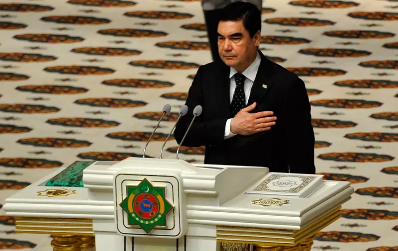 Turkmenistan's president Gurbanguly Berdimuhamedow swears an oath during his inauguration as President in Ashgabad on February 17, 2017. - Isolated Turkmenistan's strongman Gurbanguly Berdimuhamedow was sworn today in a grand ceremony after securing over 97 percent of an almost uncontested vote at the weekend. (Photo by Igor SASIN / AFP)