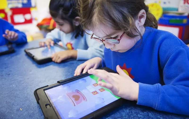 Nursery school pupils work with iPads on March 3, 2014 in Stockholm. AFP PHOTO/JONATHAN NACKSTRAND (Photo by JONATHAN NACKSTRAND / AFP)