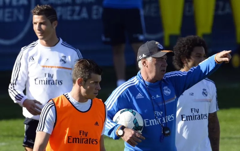 Real Madrid's Italian coach Carlo Ancelotti (2nd R) gives instructions to Real Madrid's Welsh forward Gareth Bale (2nd L) during a training session at the Valdebebas training ground in Madrid on October 18, 2013.    AFP PHOTO / GERARD JULIEN