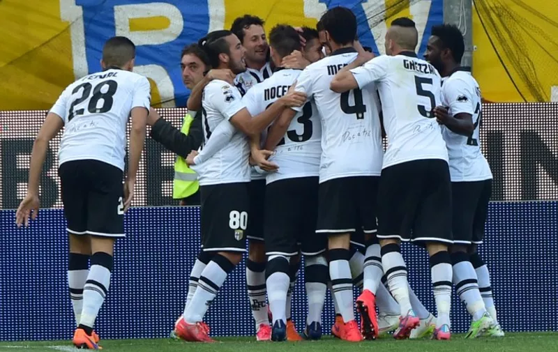 Parma&#8217;s midfielder Jose Mauri (C) celebrates with teammates after scoring a goal during the Serie A football match between Parma and Juventus on April 11, 2015 at theTardini Stadium in Parma . AFP PHOTO / GIUSEPPE CACACE