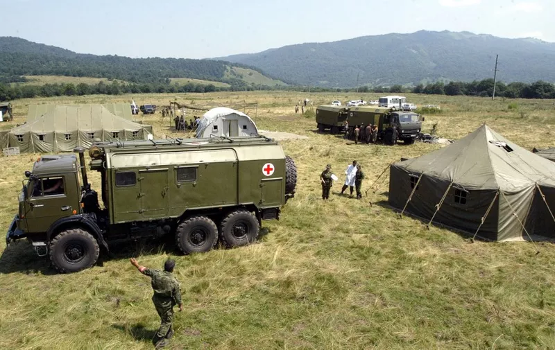 Russian army's medical personnel set up a field hospital during a military exercise "Caucasian Line 2008" not far from the village of Tarskoye on the Georgian border on July 26, 2008.       AFP PHOTO/ KAZBEK BASSAYEV (Photo by Kazbek Bassayev / AFP)