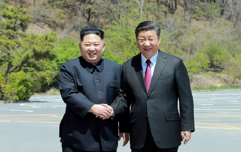 This picture from North Korea's official Korean Central News Agency (KCNA) taken on May 8, 2018 and released on May 9 shows China's President Xi Jinping (R) shaking hands with North Korean leader Kim Jong Un (L) in the Chinese city of Dalian.
Chinese President Xi Jinping met Kim Jong Un in China for the second time in six weeks on May 7 and 8 and later spoke with Donald Trump, in an intensifying whirlwind of diplomacy as the North Korean and US leaders prepare for a historic summit. / AFP PHOTO / KCNA VIA KNS / KCNA VIA KNS / South Korea OUT / REPUBLIC OF KOREA OUT   ---EDITORS NOTE--- RESTRICTED TO EDITORIAL USE - MANDATORY CREDIT "AFP PHOTO/KCNA VIA KNS" - NO MARKETING NO ADVERTISING CAMPAIGNS - DISTRIBUTED AS A SERVICE TO CLIENTS
THIS PICTURE WAS MADE AVAILABLE BY A THIRD PARTY. AFP CAN NOT INDEPENDENTLY VERIFY THE AUTHENTICITY, LOCATION, DATE AND CONTENT OF THIS IMAGE. THIS PHOTO IS DISTRIBUTED EXACTLY AS RECEIVED BY AFP.  /