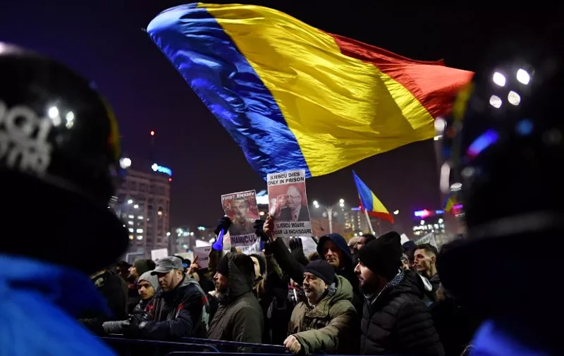 People demonstrate against controversial decrees to pardon corrupt politicians and decriminalize other offenses in front of the government headquarters in Bucharest, on February 1, 2017. 
At least 200,000 people hit the streets across Romania on February 1, 2017 for anti-government protests, the largest since communism fell in 1989, media reports said. / AFP PHOTO / DANIEL MIHAILESCU