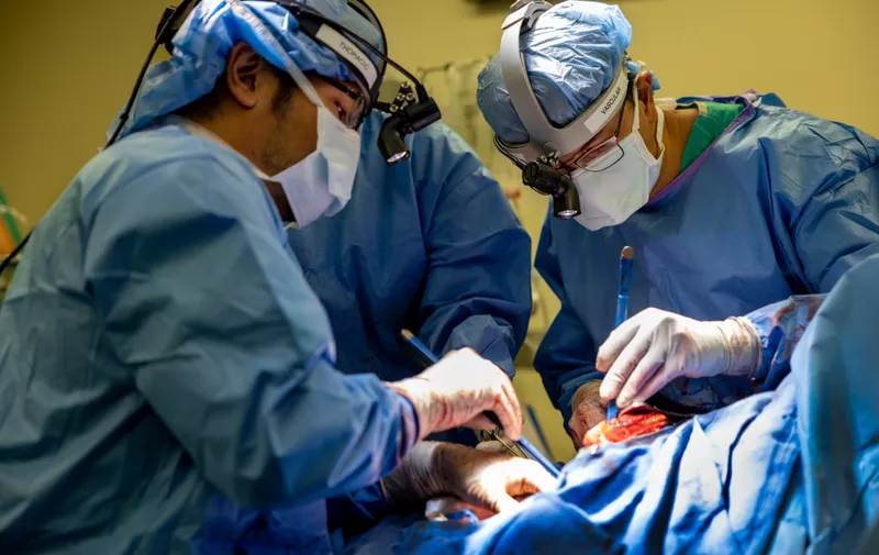 Kirurg i tim izvode dvostruku transplantaciju pluća