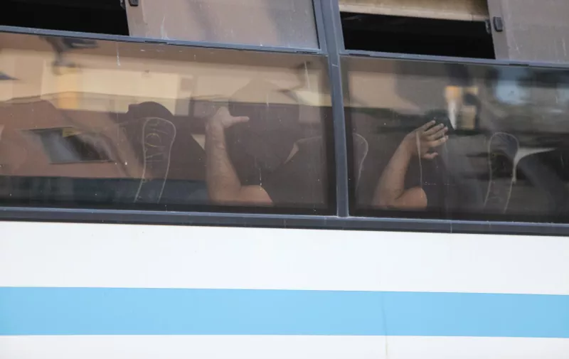 Svih 94 uhićenih osoba koje je Grčka policija privela nakon navijačkih nereda uoči utakmice između AEK-a i Dinama odvedeni su pred tužitelja. Foto: Yiannis Panagopoulos/EUROKINISSI/PIXSELL