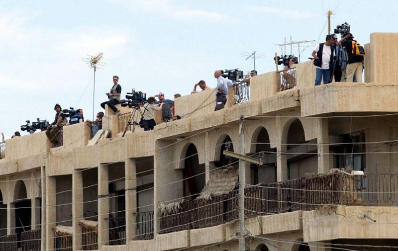 Journalists gather in Falluja, 50 kms east of Baghdad, 02 May 2003. Iraqis were readying for potentially tense Friday prayers after a week of mounting anger over the bloodshed that saw at least 16 Iraqi protesters shot dead by US forces. The killings in the city of Fallujah have enflamed sentiment over the US occupation of the country and the general chaos that still reigns more than three weeks after Saddam Hussein was toppled.  AFP PHOTO/Rabih MOGHRABI / AFP PHOTO / RABIH MOGHRABI