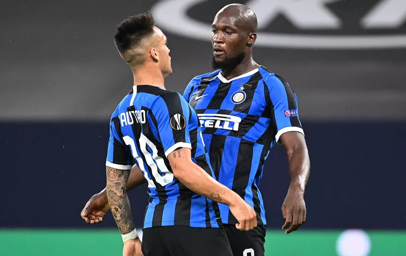 GELSENKIRCHEN, GERMANY - AUGUST 05: Romelu Lukaku of Inter Milan celebrates after scoring his sides first goal with Lautaro Martínez during the UEFA Europa League round of 16 single-leg match between FC Internazionale and Getafe CF at Arena AufSchalke on August 05, 2020 in Gelsenkirchen, Germany.  (Photo by Ian Fassbender/Pool via Getty Images)