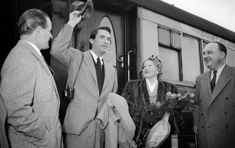 US actor Gregory Peck waves to wellwishers 07 April 1950 at a Paris' railway station upon his arrival to Paris as his wife watches. Vetaran US film star Peck has died at the age of 87 in his Los Angeles home 12 June 2003. AFP PHOTO INTERCONTINENTALE (Photo by INTERCONTINENTALE / AFP)