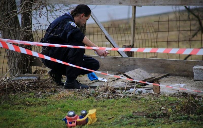 01.02.2016., Gorinci - Danas oko 13.30 sati jednoipolgodisnji deckic utopio se u jami punoj vode ispred Zupnog dvora u selu Gorinci gdje zivi sa majkom i ocem. Policijski ocevid na mjestu tragedije. Photo: Kristina Stedul Fabac/PIXSELL