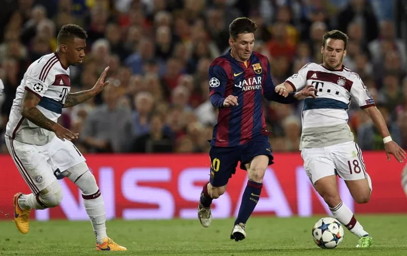 Barcelona's Argentinian forward Lionel Messi (C) vies with Bayern Munich's Spanish defender Juan Bernat (R) as Bayern Munich's defender Jerome Boateng (L) approaches during the UEFA Champions League football match FC Barcelona vs FC Bayern Muenchen at the Camp Nou stadium in Barcelona on May 6, 2015.     AFP PHOTO/ LLUIS GENE