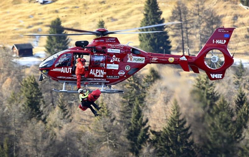An helicopter evacuates Florian Scheiber of Austria after he crashed during the FIS Alpine World Cup Men's Downhill on December 19, 2014 in Val Gardena.  AFP PHOTO / OLIVIER MORIN / AFP / OLIVIER MORIN