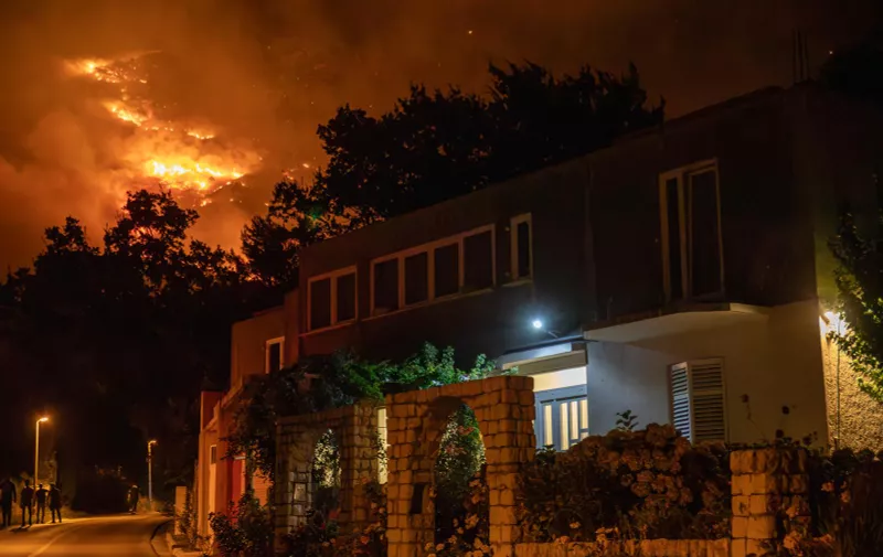 25.07.2023., Zupa dubrovacka - Borba s vatrom nastavlja se i veceras.  Photo: Grgo Jelavic/PIXSELL