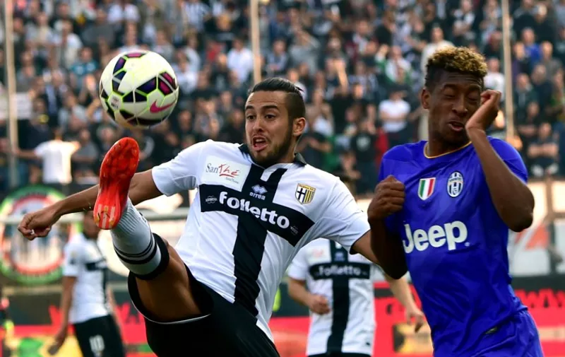 Parma's midfielder from Chile Cristobal Jorquera (L) fights for the ball with Juventus' midfielder from France Kingsley Coman during the Serie A football match Parma vs Juventus at "Tardini Stadium" in Parma on April 11, 2015 . AFP PHOTO / GIUSEPPE CACACE