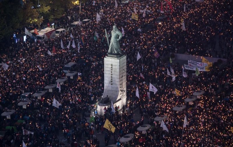 Demonstrators gather during a protest calling for the resignation of South Korean President Park Geun-Hye in Gwanghwamun square in central Seoul on November 5, 2016.
Thousands of South Koreans took to the streets November 5 to demand embattled President Park Geun-Hye resign over a crippling corruption scandal.
 / AFP PHOTO / Ed JONES