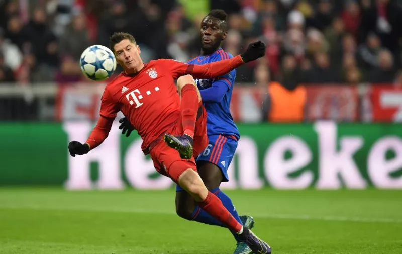 Bayern Munich's Polish striker Robert Lewandowski (L) and Olympiakos' French defender Arthur Masuaku (R) vie for the ball during the UEFA Champions League Group F football match between FCB Bayern Munich and Olympiakos Piraeus on November 24, 2015 at the "Allianz Arena" in Munich, southern Germany. AFP PHOTO / CHRISTOF STACHE / AFP / CHRISTOF STACHE
