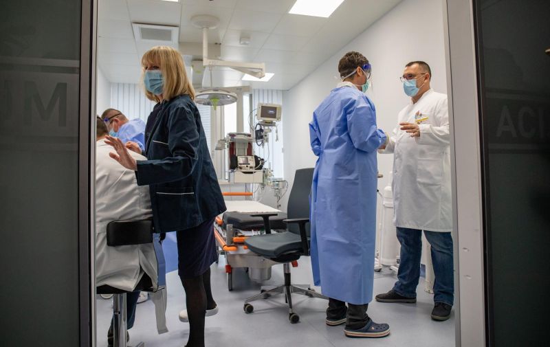 28.12.2020., OB Dubrovnik, Dubrovnik - Prvo cijepljenje protiv Covid 19 virusa u Dubrovacko Neretvanskoj zupaniji. Medju prvima cijepio se ravnatelj bolnice Marijo Bekic.
Photo: Grgo Jelavic/PIXSELL