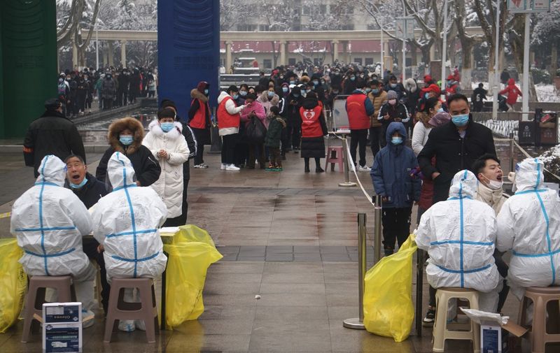 Residents queue to receive Covid-19 coronavirus tests as part of a mass testing programme in Zhengzhou, in China's central Henan province on January 5, 2022. (Photo by CNS / AFP) / China OUT