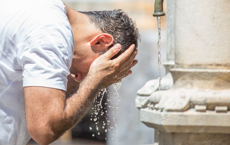 20.07.2015., Stradun, Dubrovnik - Iznimno visoke temperature i vrucine prisiljavaju turiste da se ohlade vodom na gradskim fontanama. 
Photo: Grgo Jelavic/PIXSELL