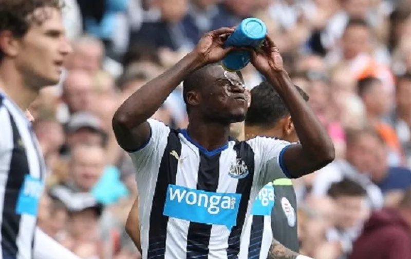 Newcastle United's Congolese defender Chancel Mbemba pours water on his head during the English Premier League football match between Newcastle United and Southampton at St James' Park in Newcastle-upon-Tyne, north east England, on August 9, 2015. AFP PHOTO / LINDSEY PARNABY

RESTRICTED TO EDITORIAL USE. No use with unauthorized audio, video, data, fixture lists, club/league logos or 'live' services. Online in-match use limited to 75 images, no video emulation. No use in betting, games or single club/league/player publications.